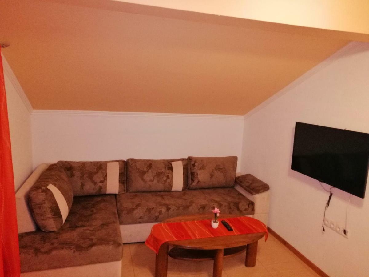 Apartments Ema Ivanica Екстер'єр фото