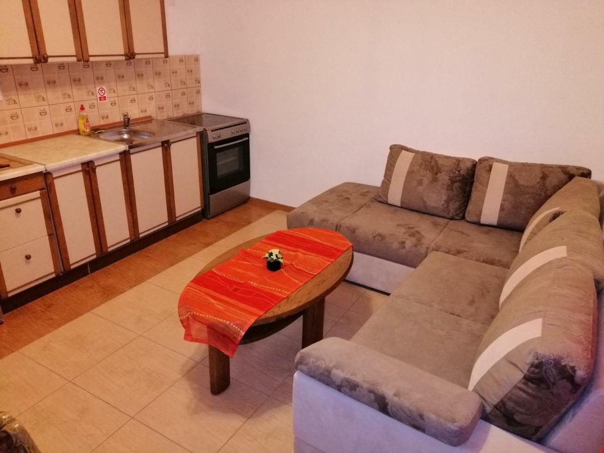 Apartments Ema Ivanica Екстер'єр фото
